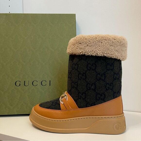 Gucci
Interlocking G shearling boots - Picture 2 of 7
